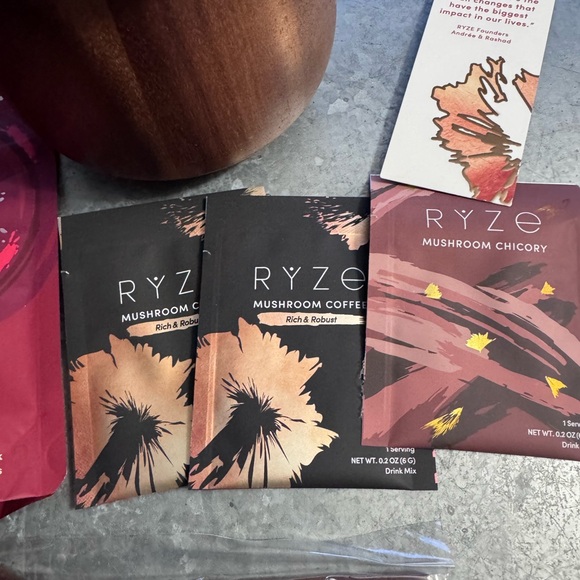 Ryze Acacia jar + spoon + 3 sample packets + magnet + peppermint mocha creamer - Picture 3 of 6